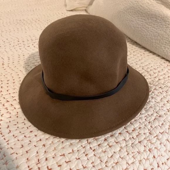 Brown Felt Hat with Dark Brown Band (like a Clouche hat) - Picture 4 of 5